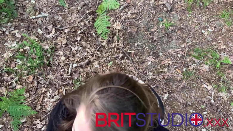 Brit Studio: बहुत सुन्दर ब्रिटिश 18 वर्षीय देखने का बिंदु आउटडोर मुख-मैथुन