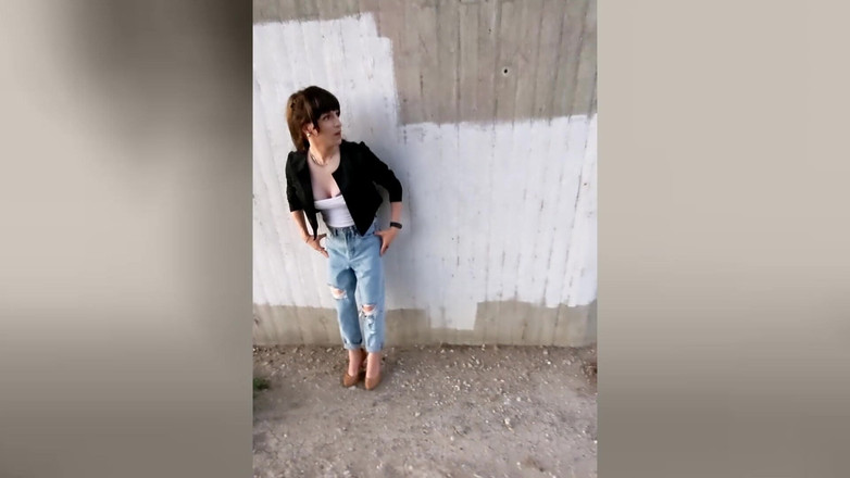 TV_Helena: Ngemut di luar ruangan! Gadis transeksual ini lagi asik jalan-jalan...