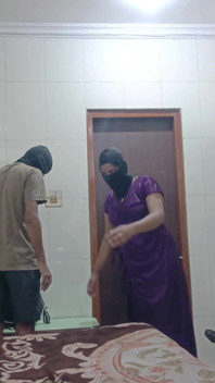 Didi dibawa ke hotel dan diberi urutan, kemudian dia melihat badan yang panas.