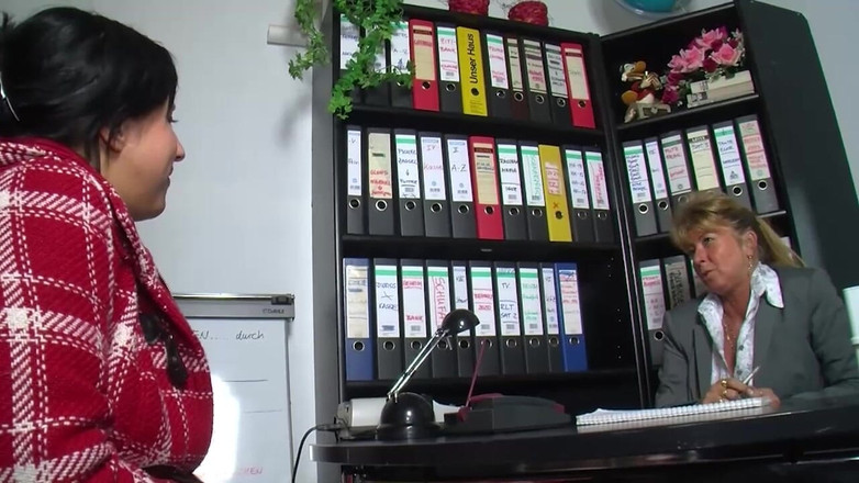 MCG Empire: Bruneta se sexy spodním prádlem ošukaná na gauči