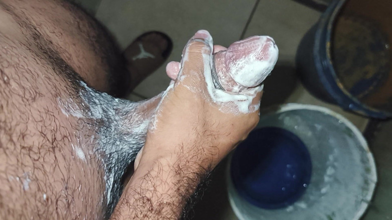 Cute boy jerks off: Kıllı sıska adam evde yokken Pope'un duşunda mastürbasyon yapıyor