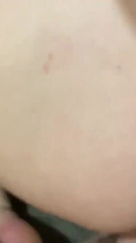 Une petite amie excitée se fait baiser en levrette