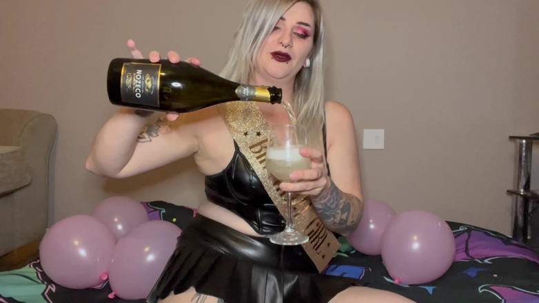 EeveeXo: Chica de cumpleaños se la follan duro