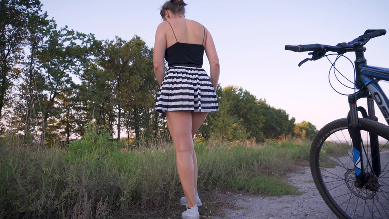 Teasecombo 4K: Засвіт дупи під час їзди на велосипеді під спідницею