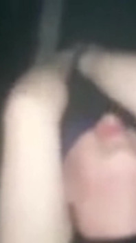 Mein ehemann fingert meine muschi in meinem auto und squirtet orgasmen