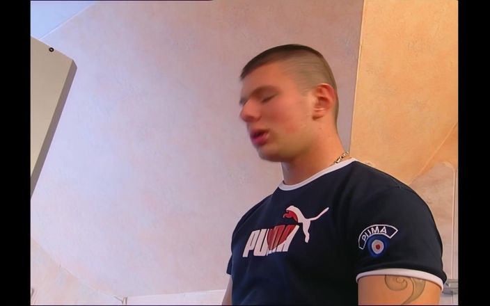German Porn: Iubita mea perfectă se fute anal la sala de sport