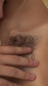 Milf bionda e teen bruna giocano l'una con l'altra