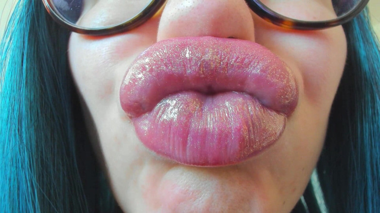 Rarible Diamond: Блестящие губы крупным планом