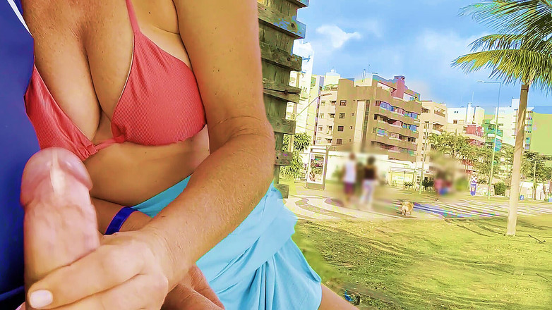 Screwdriverzz: バス停に座っていると、彼女が近づいてきて、通行人の前でイカせてくれました