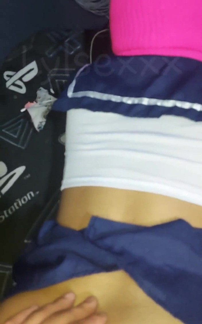 Lylsexxx: オタクのスラットはビデオゲームをしながらセックスされるのを楽しんでいる