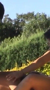 Duas putas gostosas com tesão recebem suas xoxotas e bundas fodidas na piscina desfrutando como putas