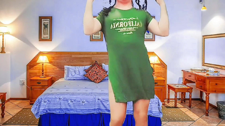 Kitty_Cross: Atemberaubende bürstet die haare unter warmem goldenem sonnenlicht