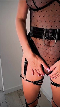 I suoi capezzoli oversize sembrano più attraenti dei suoi capezzoli comuni delle sue amiche