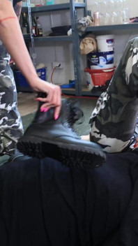 Des militaires aiment humilier leur esclave chaussette