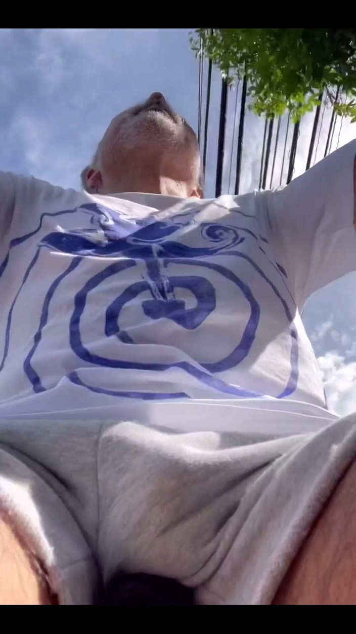 Japanese daddy: Sadece bisikletine sweatshirt içinde biniyor ve iç çamaşırı yok...