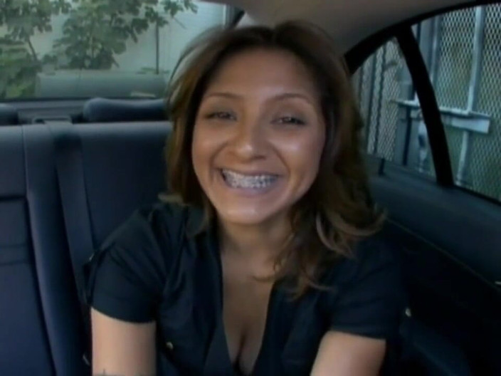 Just Great Ass: Latina caliente toma una gran polla en el auto