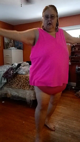 BBW nurse Vicki adventures with friends: Îmi pun în chiloți roz bluză roz și pantaloni scurți drăguți cu înghețată