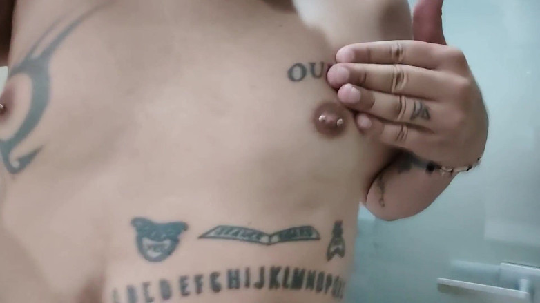 Idmir Sugary: Elle montre ses seins tatoués et ses tétons percés - serrer...