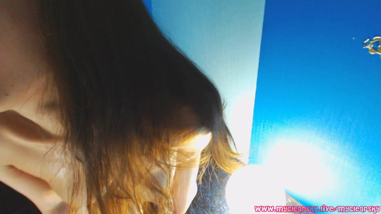 MyClearSky: Une MILF aux gros seins de lait se masturbe