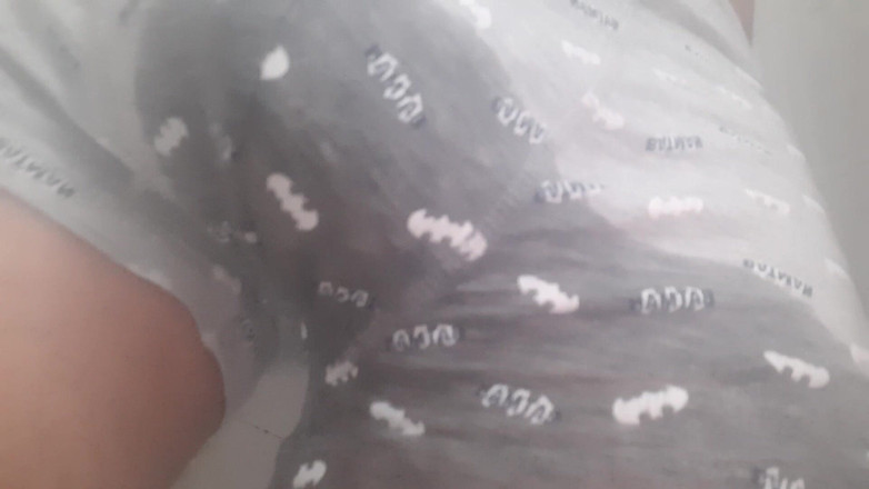 Pissmen: Đi tiểu trong phòng tắm trong quần lót