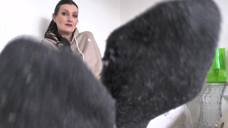 Lady Victoria Valente: Même aujourd’hui, ils reniflent les chaussettes puantes, vous pressent et...