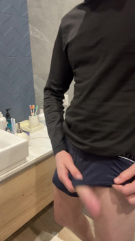 Le sperme coule rapidement dans les mains chaudes.