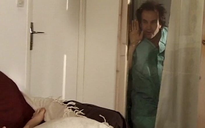 Filles Francaises: Удивительная французская медсестра наслаждается хардкорным анальным тройничком