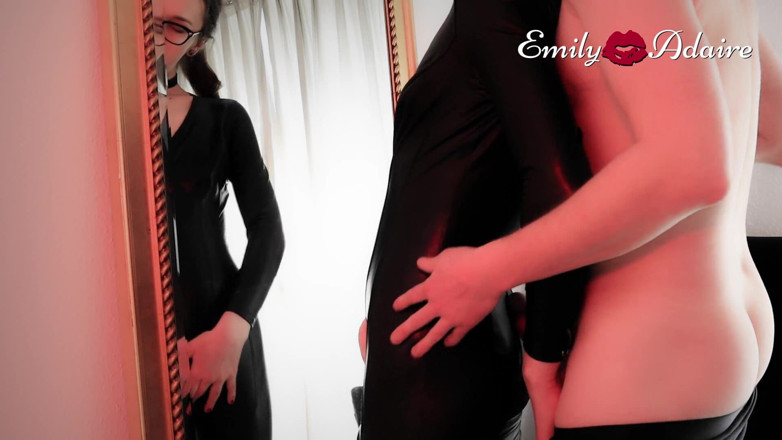 Emily Adaire: Padrasto fode minha bunda apertada na frente do espelho