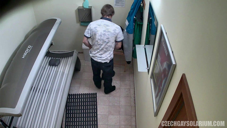 Czech Gay Solarium: Чешский гей в солярии 33, игривый твинк застукали перед камерой
