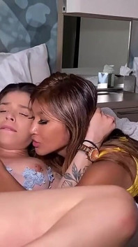 Clara dan Marley kembali dan bersedia untuk berkongsi zakar saya dalam seks bertiga kecil molek yang hebat ini dengan kedua-dua awek panas ini