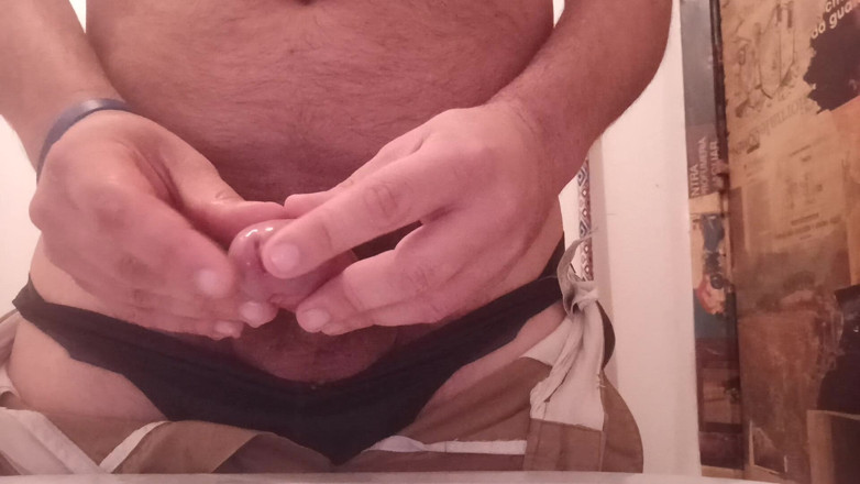 Kinky Guy: Hairy Guy Peeing in Toilet