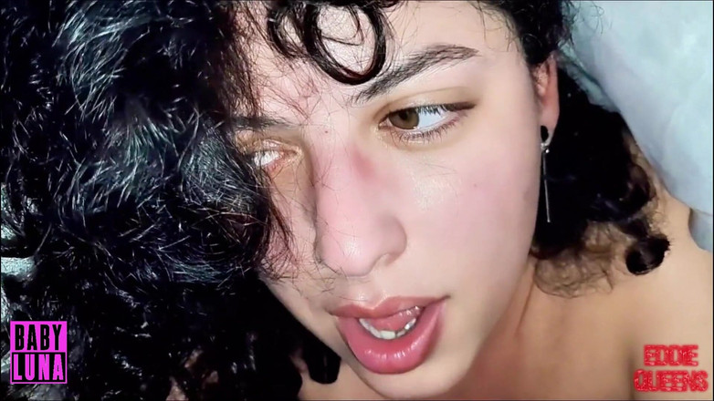 Eddie Queens: ベッドシーツの下でオーラルセックスバイブ中は真っ赤になってしまう!