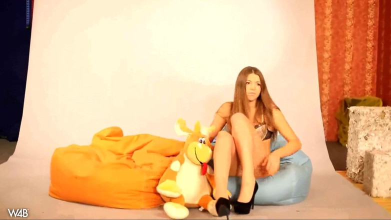 Watch4beauty: Helga s hračkou