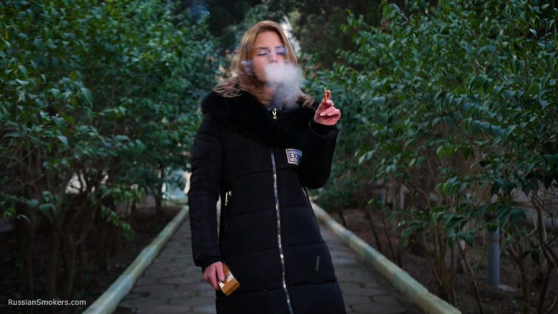 Russian Smokers: Absolutnie oszałamiająca dama pali 120mm saratoga papierosa w parku