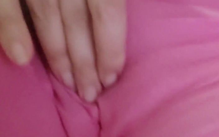 Nicoletta Embassi: Nicoletta alışverişe gidiyor ve lockar odasında spor şortunu tamamen ıslatıyor. Onunla ister...