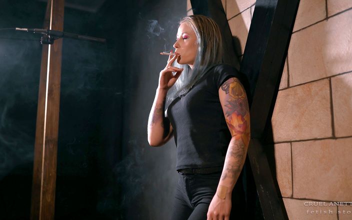 Cruel Anettes fetish world: Fumer à la croix des Andrews 4K