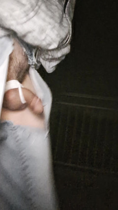 kinkygaynudist: Gay muž chodí nahý přes dálniční most