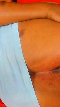 Milfka s velkým zadkem tajně sleduje porno při masturbaci