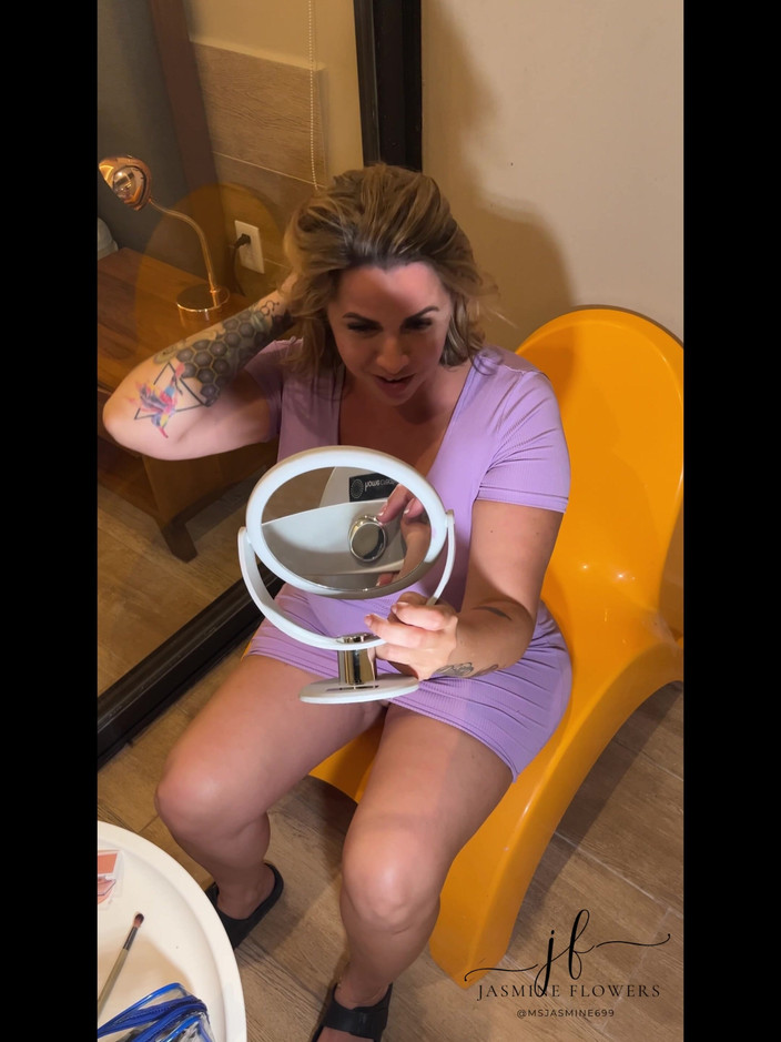 Jasmine Flowers: Extrémně nadržená MILFka šuká svou rtěnku