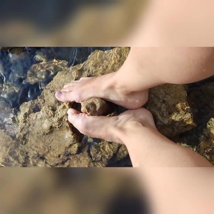 Hairy couple: Footjob No Mar Imagine Que Minha Pedra É Seu Pau