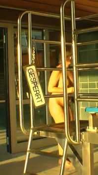 알몸으로 점프하다가 붙잡혔다