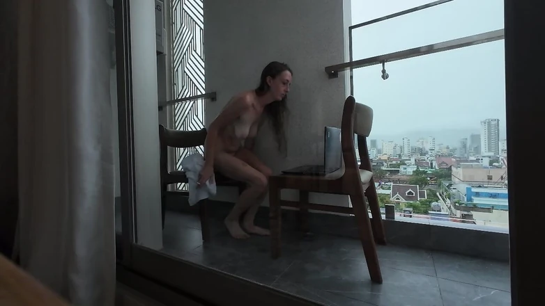 ScottishSweetie: Geil meisje stript en speelt met poesje op het balkon