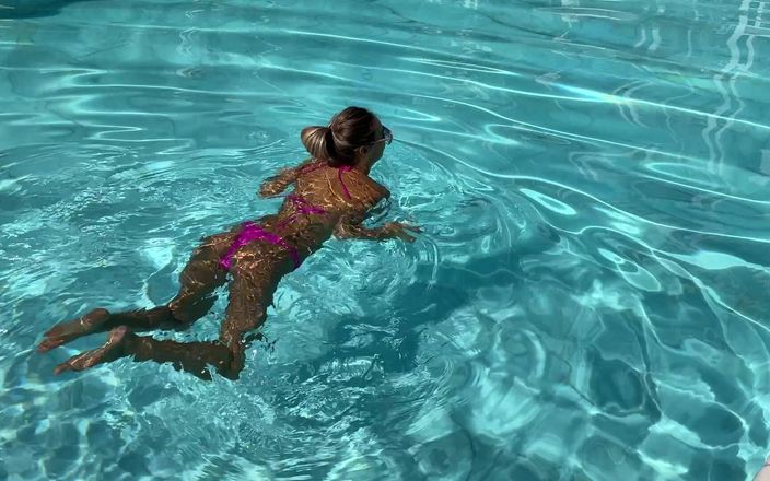 Monika Fox: Monika Fox pose en bikini rose et nage dans la...
