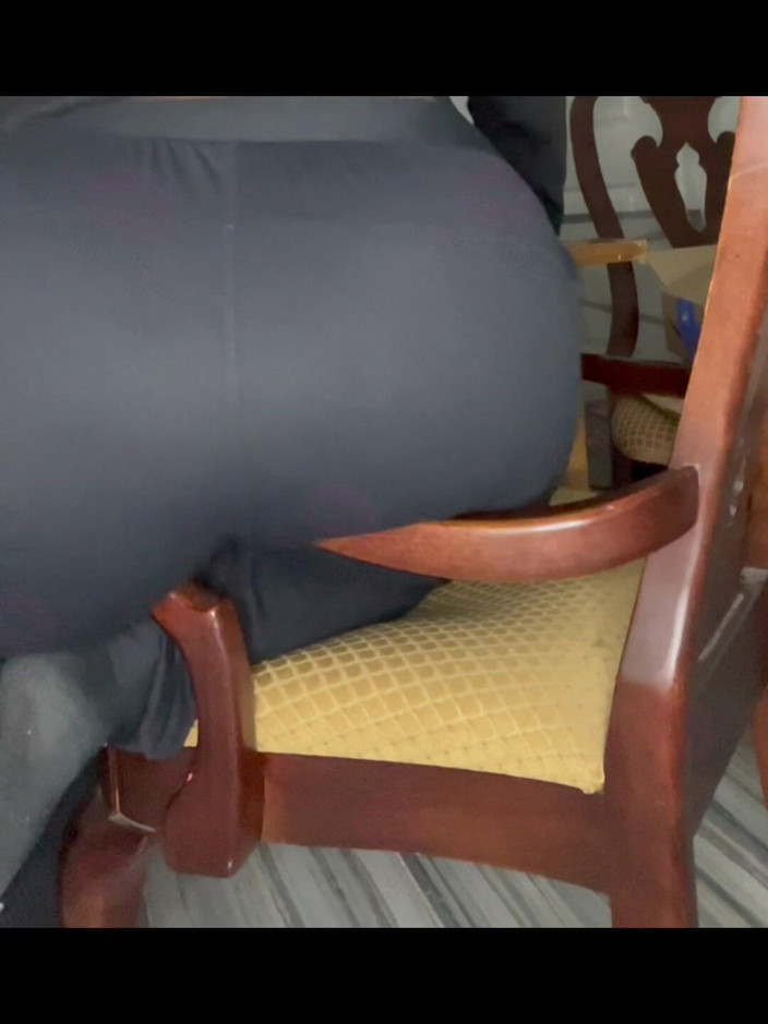 Anye Meshell: भोजन कक्ष की मेज पर कूदना!