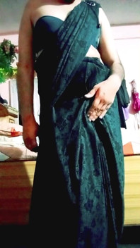 印度同性恋变装者 Gaurisissy 在 Balck 纱丽服中按她的大胸部 XXX 性爱