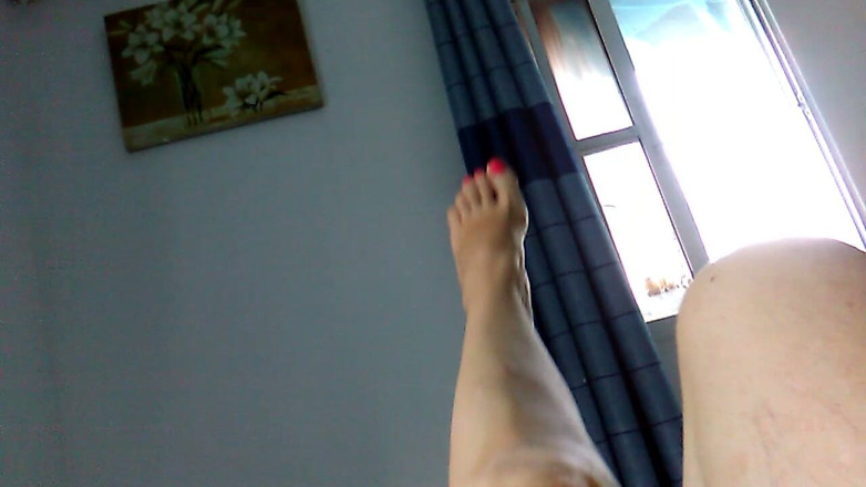 Alba The Milf: Hello Video for My Legs and Feet Mature Lovers