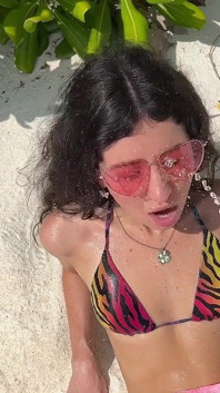 Katty plast krachtig op het strand en ik geef haar een gouden douche op haar gezicht