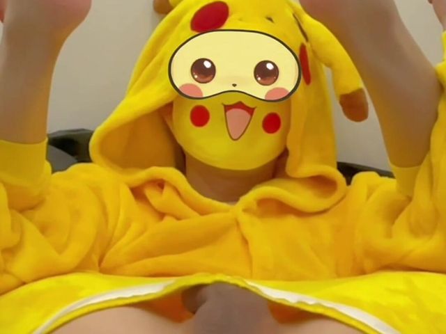 Pikachu Laying Eggs (Qiyizhongzi)