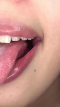 Hedvábný jazyk klouže pomalu s lesklými rty kapajícími Pure Temptation - Klip4