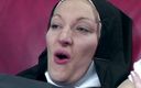 Estelle and Friends: Estelle Clark : une nonne se fait fister et baiser !
